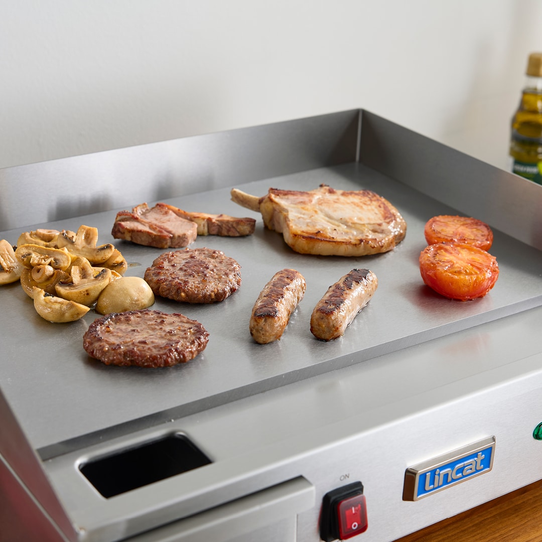 Compact electric griddle with side splash guards and removable drip tray